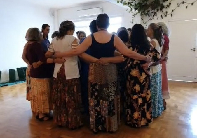 Mulheres abraçadas em círculo ao final da roda