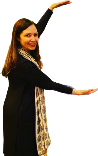 Estela Gomes dançando, braços abertos