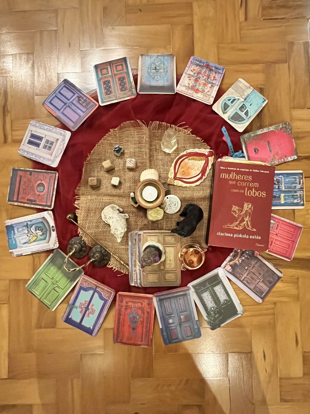 Mandala de cartas de portas em torno do livro Mulheres que Correm com os Lobos