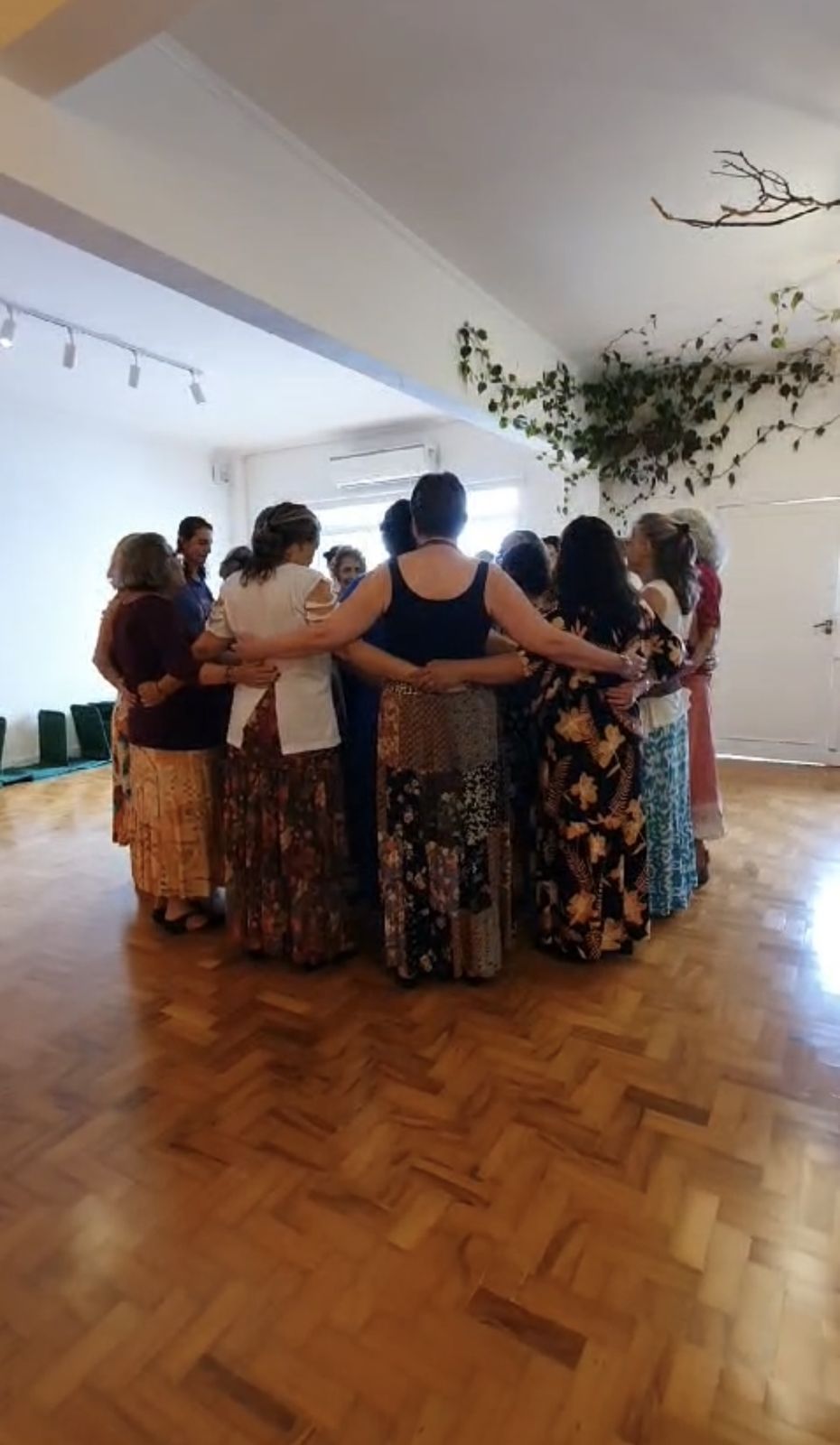 Mulheres abraçadas em círculo ao final da roda