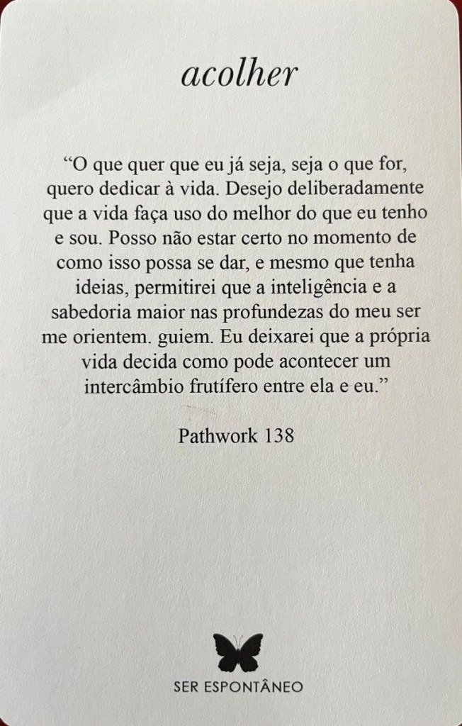 Verso da carta Acolher: uma afirmação do Pathwork 138 sobre dedicar à vida o melhor do que somos e confiar na sabedoria do nosso ser. Oráculo Florescer, de Ser Espontâneo